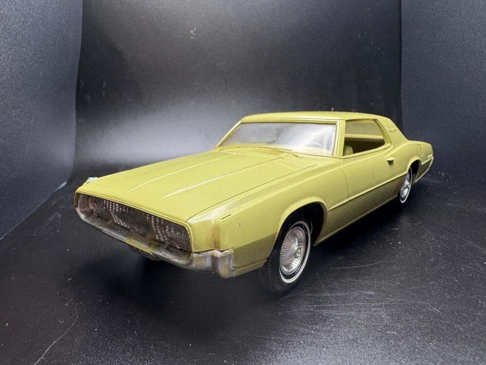 Vintage AMT 1967 Ford Thunderbird 1/25 Yellow Hardtop Promo Friction Model Car